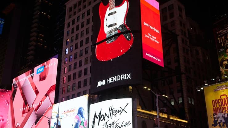 L'oeuvre conçue spécialement pour les écrans XXL de Times Square par le photographe italo-suisse Henry Leutwyler, installé à Manhattan depuis 1995, présente dix guitares mythiques ayant appartenu à des légendes.