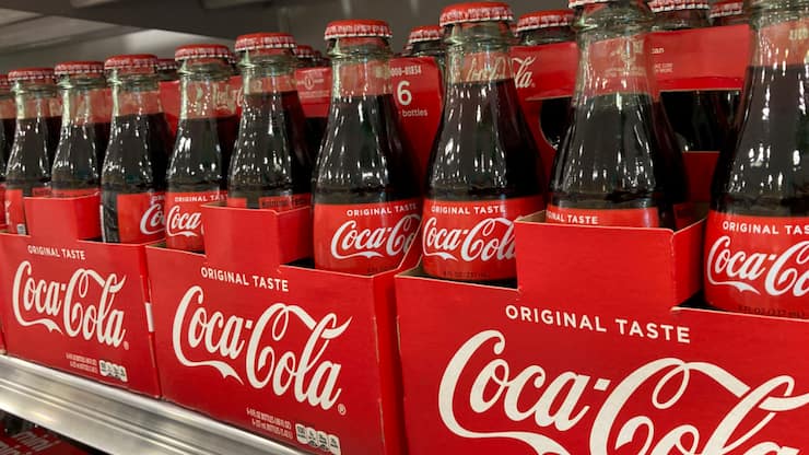 Une majorité des Suisses interrogés se dit prête à boycotter les marques américaines telles que Coca-Cola (image prétexte).