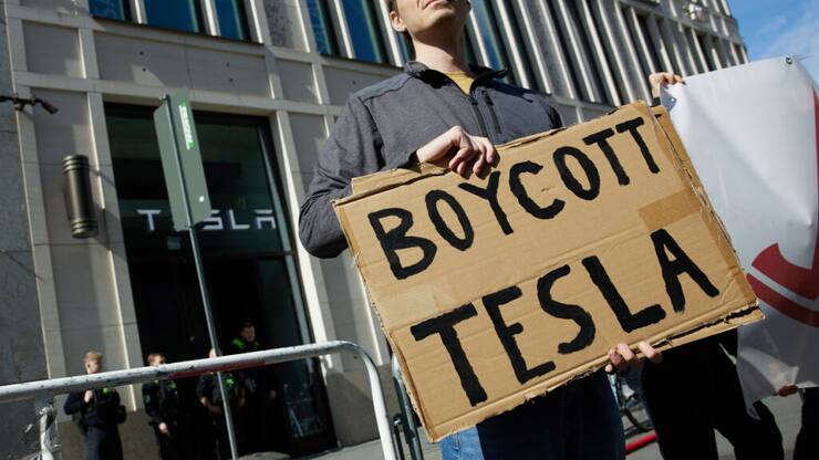 Les ventes de Tesla ont souffert d'un mouvement de protestation, ici à Berlin en avril, consécutif au rapprochement d'Elon Musk avec Donald Trump (archives).