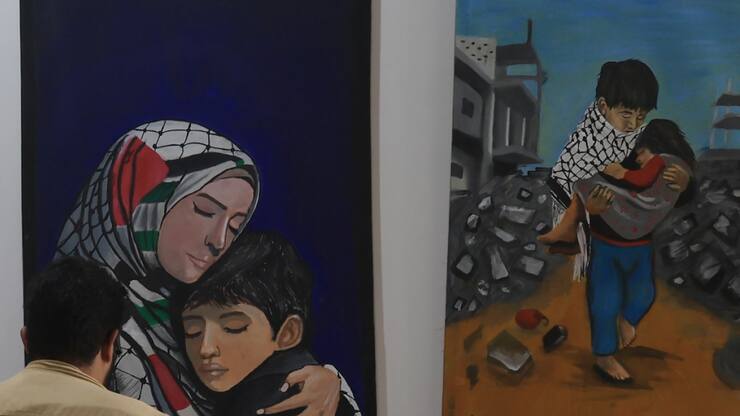 L'exposition intitulée « Le cri de Gaza » présente plus de 300 toiles à l'huile et dessins humoristiques réalisés par des artistes yéménites en solidarité avec le peuple palestinien de la bande de Gaza.