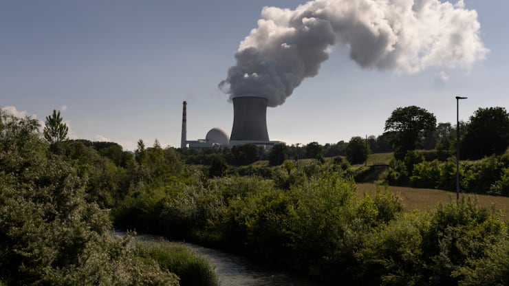 Même en cas de crues extrêmes, les bâtiments importants pour la sécurité des centrales nucléaires suisses ne sont pas menacés. En photo, la centrale de Leibstadt. (archives)