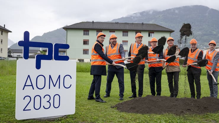Fabrice Thétaz (président de Monthey), Grégoire Praz (directeur TPC),  Martin von Kaenel (directeur adjoint de l'OFT), Franz Ruppen (conseiller d'Etat), Olivier Français, (président TPC), Olivier Turin (président Collombey-Muraz) et Edouard Thebault (chef de projet) ont donné le 1er coup de pioche.