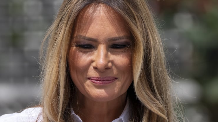La Première dame des Etats-Unis Melania Trump publie un livre audio utilisant une version de sa voix générée avec l'IA.