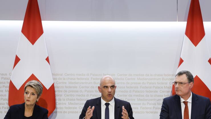 La conseillère fédérale Karin Keller-Sutter, le président de la Confédération Alain Berset et le président de la Banque nationale suisse Thomas Jordan annoncent la reprise de Credit suisse par UBS au soir du 19 mars 2023. (archives)