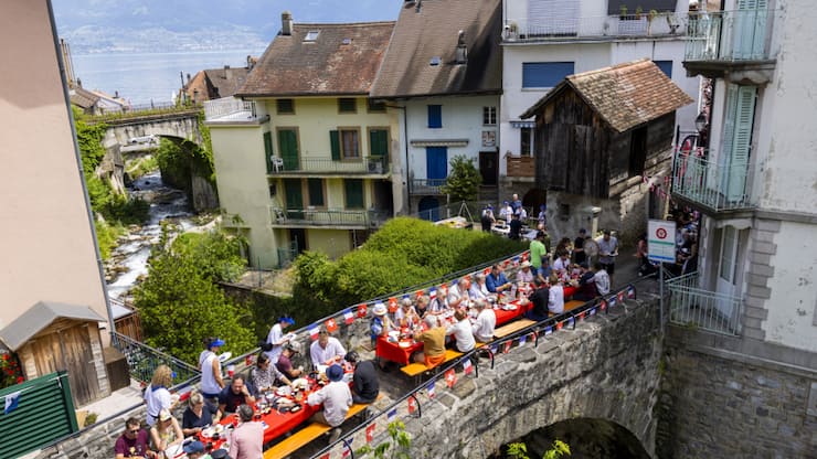 La manifestation s'est déroulée en plein air, avec comme épicentre le pont de pierre du Moulin, qui surplombe la douane et relie les parties française et suisse de Saint-Gingolph.