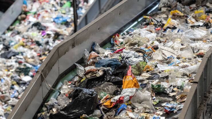 Sika et Sulzer visent à développer un système de collecte, de traitement et de réutilisation des plastiques de construction. (archive)