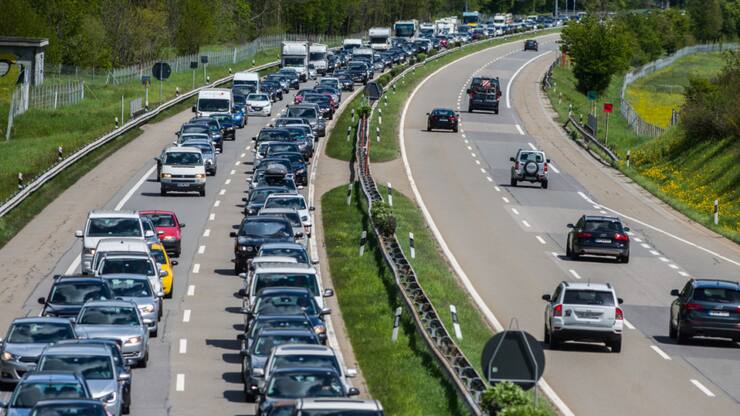 Comme tous les ans : embouteillage de Pentecôte devant le tunnel routier du Gothard. (photo d'archives)