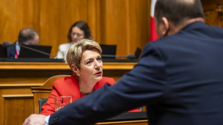 La ministre des finances Karin Keller-Sutter a défendu les comptes et budgets de la Confédération au Parlement.