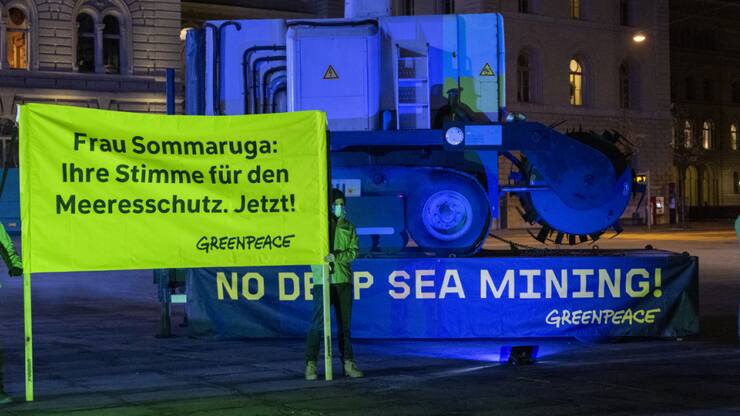Une action d'activiste de Greenpeace à Berne demandant l'interdiction de l'extraction minière en haute mer en 2022. Des scientifiques estiment que cela devrait être interdit "pour toujours" de même que la pêche en haute mer et ce afin de protéger la biodiversité des océans (image d'illustration).