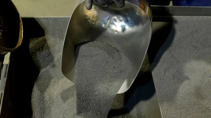 La production répond à la forte demande de nickel, principalement pour fabriquer de l'acier inoxydable, et indispensable à la plupart des batteries des véhicules électriques. Pas moins de 17% du nickel mondial provenait de la seule mine indonésienne de Weda Bay en 2023.