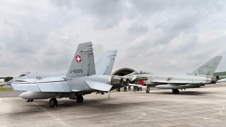 Un avion F/A-18 de l'Armee Suisse, à gauche, et un Eurofighter de l'Armee italienne en arrière-plan. Il y avait aussi lors de cet exercice en Italie des F-35 de l'armée de la Péninsule, futurs avions des Forces aériennes helvétiques.