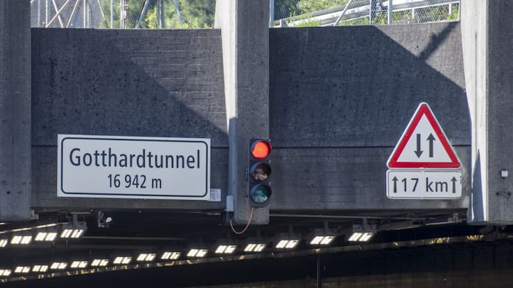 Depuis environ 13h00, le tunnel routier du Gothard est fermé. Les travaux de remise en état sont en cours (archives).