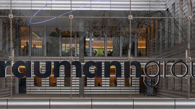 Le spécialiste des implants dentaires Straumann pourrait supprimer jusqu'à 250 emplois sur son site de Villeret, dans le canton de Berne. (archives)