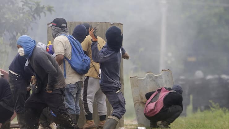 Des manifestants qui protestent contre la nouvelle loi sur la sécurité sociale, font face aux forces de l'ordre.