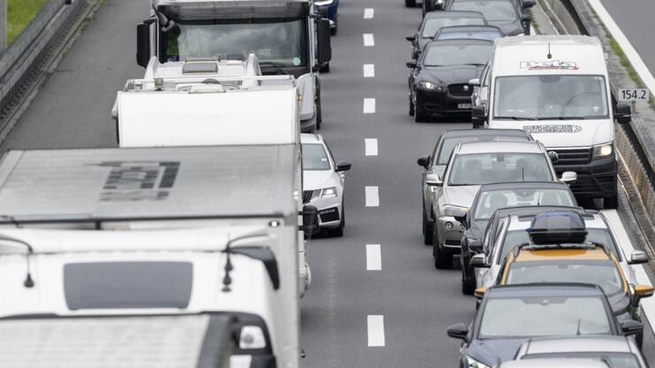 Pour se rendre dans le sud à la Pentecôte, il faut s'armer de patience devant le tunnel routier du Gothard. (photo d'archives)