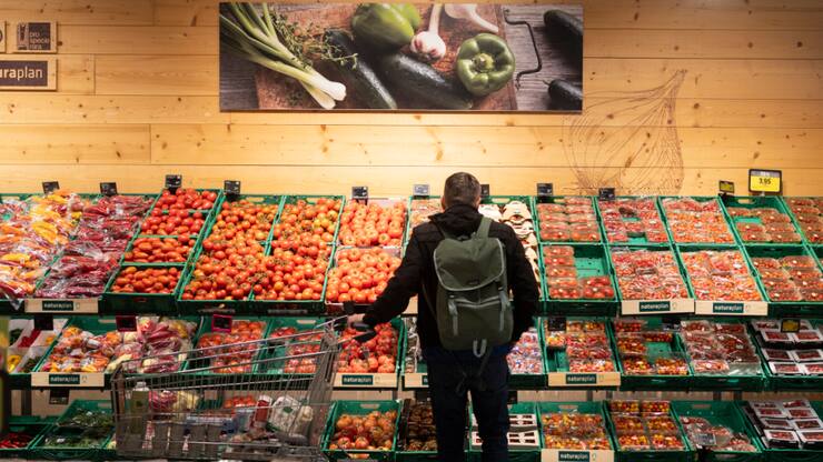 Selon l'association Marchés Equitables Suisse, les fournisseurs de légumes, fruits ou baies devront à l&#8217;avenir reverser une partie de leur chiffre d&#8217;affaires à Coop sous forme de "bonus" (image symbolique).
