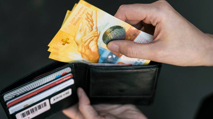 Les Suisses tiennent à l'argent liquide même s'ils y ont de moins en moins recours (photo d'illustration).