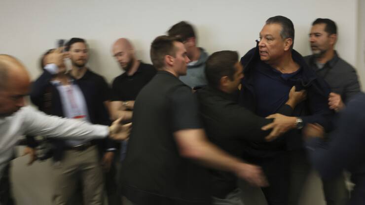 Le sénateur démocrate Alex Padilla a été jeté au sol et brièvement menotté par les services de la ministre de Trump.