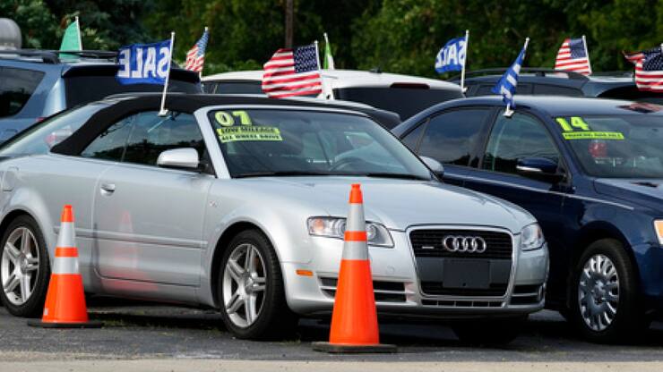 Les vendeurs de voitures et pièces détachées ont connu la plus forte baisse (-3,5% de ventes sur un mois), suivis par le secteur de matériaux de construction et d'entretien des jardins (-2,7%) (archives).
