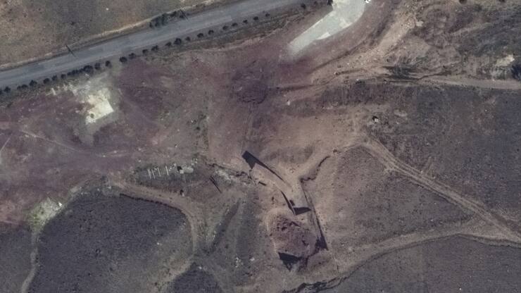 Cette image montre une base de lancement de missiles iranienne détruite par Israël.