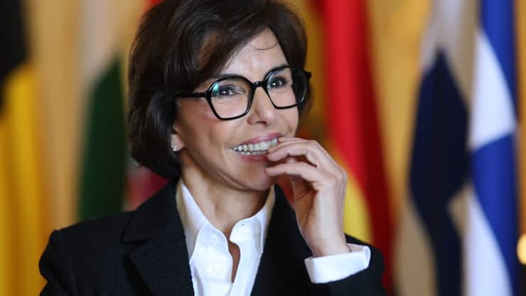 La ministre française de la Culture Rachida Dati s'en est prise à des journalistes, en direct.
