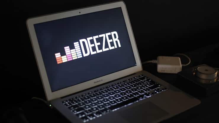 Les albums contenant des titres entièrement générés par l'intelligence artificielle (IA) sont désormais signalés par une mention à l'attention des utilisateurs de la plateforme de streaming française Deezer.