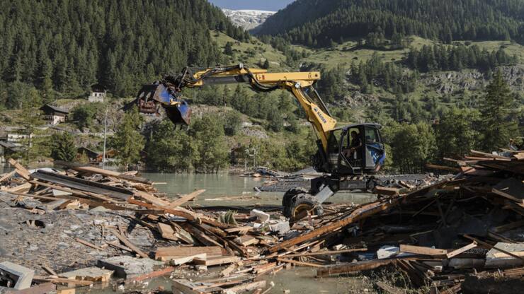 La banque Raiffeisen a collecté plus de 4 millions de francs en faveur des victimes de l'éboulement du 28 mai qui a détruit en grande partie le village de Blatten (VS). Les dégâts ont été estimés à 320 milions (archives).