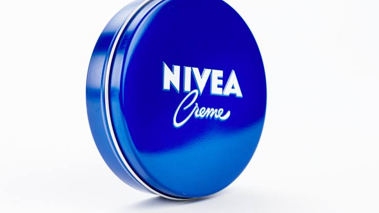La Commission de la concurrence (COMCO) a ouvert une enquête contre Beiersdorf. L'entreprise allemande de cosmétiques refuse vraisemblablement à Migros l'achat de produits de la marque Nivea aux mêmes conditions qu'à l'étranger.