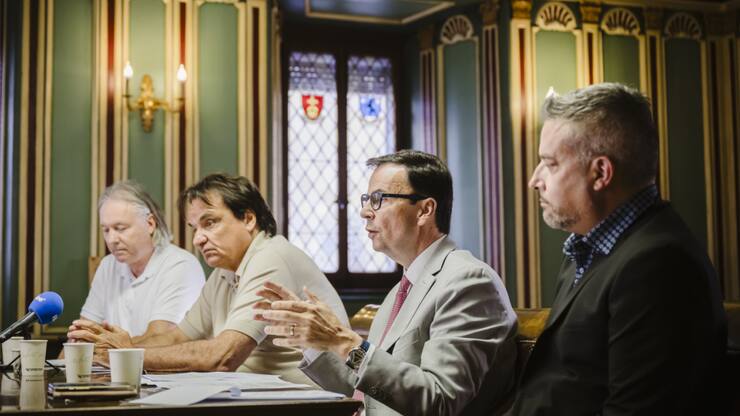 Martin Zurwera (président de l'Association valaisanne de football), Christian Constantin (président du FC Sion), Philippe Varone (président de la Ville de Sion) et Stéphane Ganzer (conseiller d'Etat valaisan) ont fait le point sur l'avenir du football d'élite en Valais, vendredi matin.