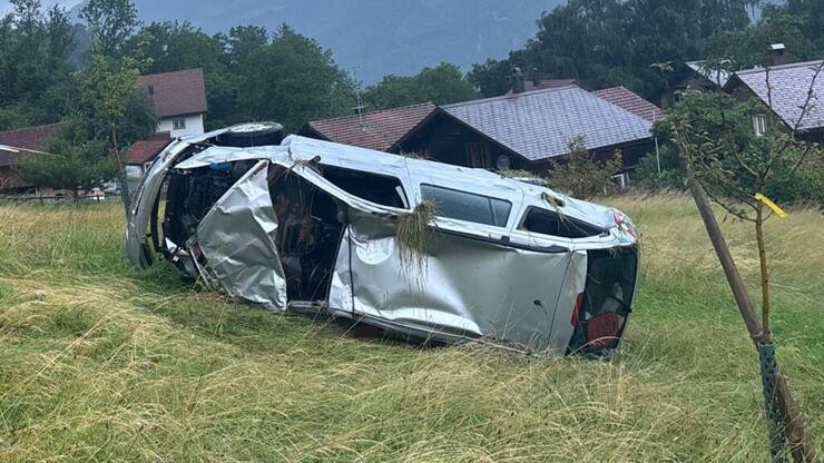 La voiture s'est immobilisée 150 mètres en dessous de la route après avoir dévalé une pente raide et effectué des tonneaux.