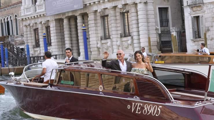 Déjà mariés civilement aux Etats-Unis, Jeff Bezos, 61 ans, et Lauren Sanchez, 55 ans, échangeront alliances et voeux sur l'île San Giorgio Maggiore.
