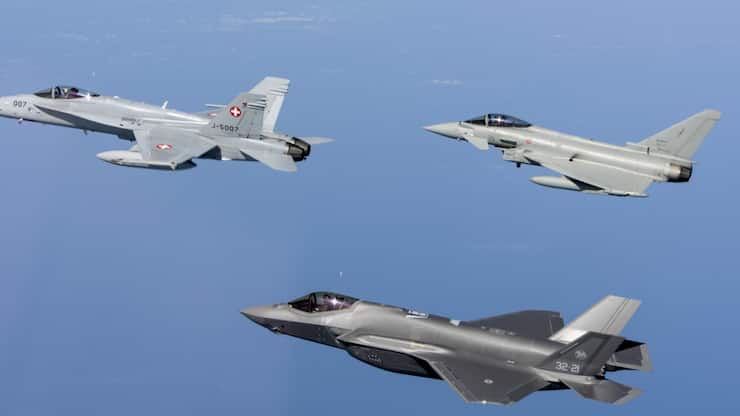 L'avion de combat de type F-35 (en bas) doit remplacer l'actuel F/A-18 (en haut à gauche). (Photo d'archives)