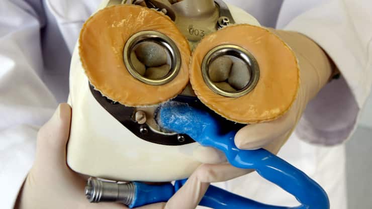 Le pionnier du coeur artificielle implantable espère pouvoir continuer à assurer le suivi des patients déjà greffés. (archive)