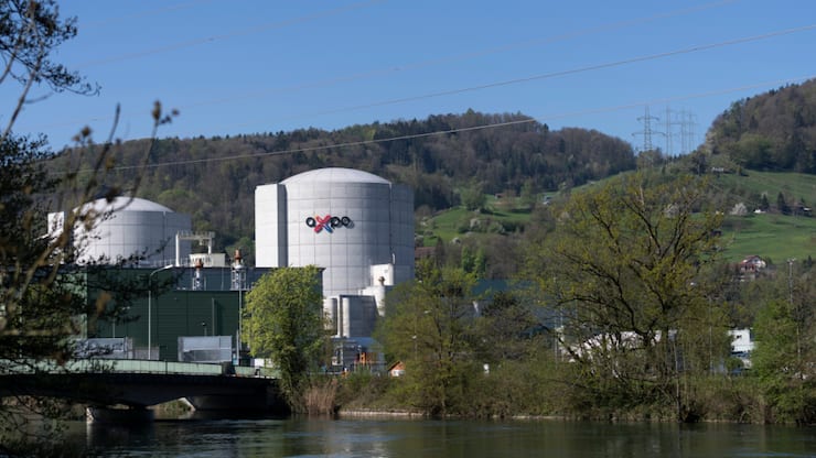 Si la température de l'Aar devait encore se dégrader, les deux réacteurs de la centrale nucléaire de Beznau (AG), qui fonctionnent à mi-puissance depuis dimanche, pourraient être mis à l'arrêt (archives).