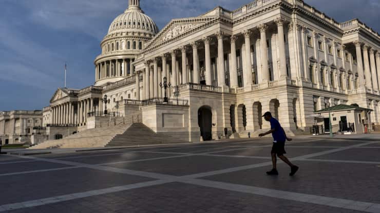 Le Sénat américain a adopté de justesse l'énorme projet de loi budgétaire de Donald Trump.
