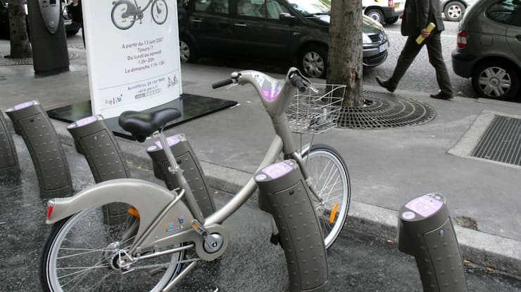 Les Vélib', qui se bloquent automatiquement après 24 heures, sont alors abandonnées. (archives)