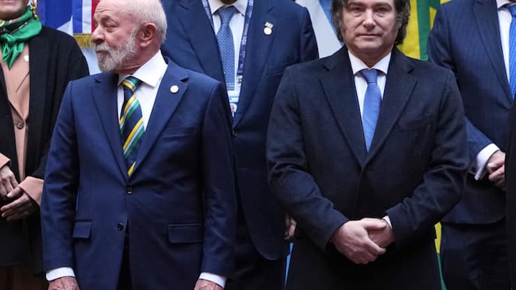 Le président Luiz Inacio Lula da Silva (à g.) et son homologue argentin Javier Milei lors du sommet du Mercosur à Buenos Aires.