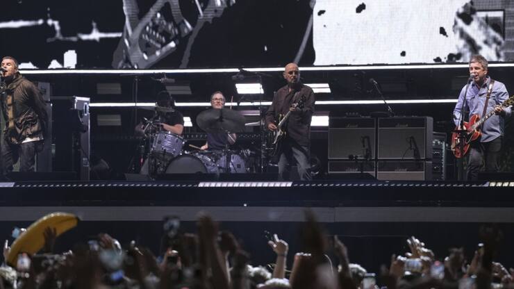 Les frères Gallagher sur scène lors du premier concert d'Oasis depuis 16 ans, vendredi à Cardiff.