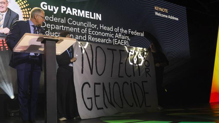 Les activistes pro-palestiniens qui ont interrompu le discours du secrétaire d'Etat adjoint suisse aux affaires étrangères Thomas Gürber lors du sommet sur l'"IA pour le bien commun" à Genève.