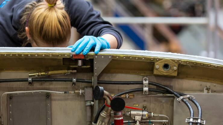 Une employée de l'entreprise d'armement Ruag au travail (photo d'archives)