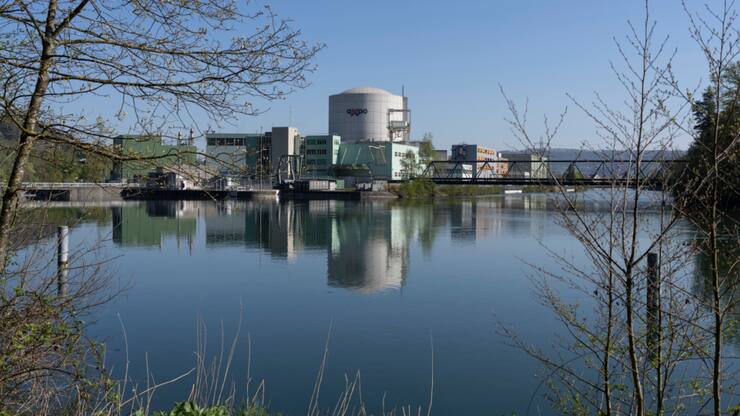 Les deux réacteurs de Beznau avaient été débranchés en raison de la température élevée de l'Aar pour protéger sa faune et sa flore. En période d'exploitation normale, une partie de l'eau puisée dans l'Aar pour refroidir les réacteurs est rejetée légèrement réchauffée dans la rivière (archives).