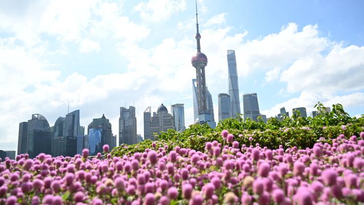 L'Etat-Parti chinois peine en effet à maintenir ses niveaux de croissance passés depuis la fin de la pandémie, en raison d'une longue crise du secteur immobilier, d'une consommation intérieure chroniquement faible et d'un chômage élevé chez les jeunes.