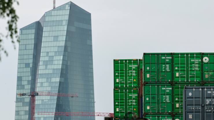 La présidente de la Commission européenne - qui négocie au nom des Etats membres de l'UE a choisi pour le moment de temporiser, sous pression notamment de pays, comme l'Allemagne, dont les ventes vers les Etats-Unis représentent la part la plus importante du total des exportations de l'UE.