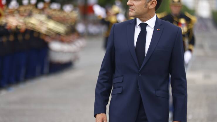 Le président français Emmanuel Macron s'est présenté devant les troupes lundi, jour de la fête nationale française.