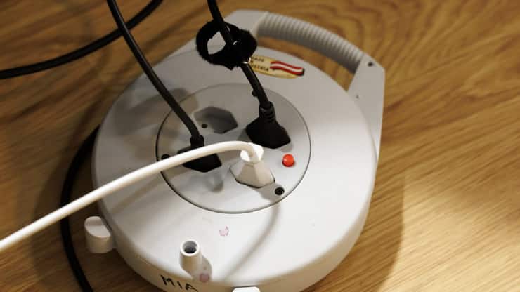 La Confédération a interdit de vente 65 appareils électriques en 2024. Le problème des fiches électriques non européennes non conformes est toujours d'actualité (illustration).