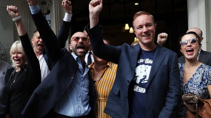 Les deux traders célébrant le verdict devant la Cour Suprême du Royaume-Uni, à Londres. (archive)