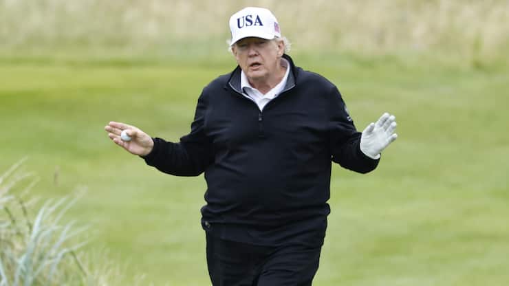Donlad Trump, qui jouait au golf dimanche matin à Turnberry en Ecosse, doit rencontrer la cheffe de la Commission européenne Ursula von der Leyen dimanche pour tenter de trouver un accord douanier