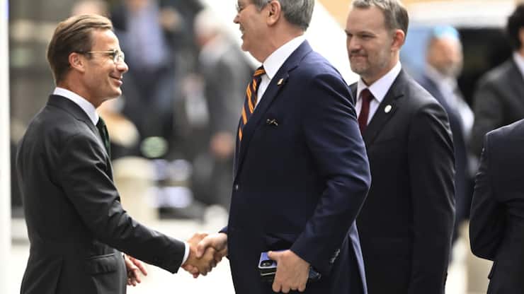 Le Premier ministre suédois Ulf Kristersson (à gauche) salue le secrétaire américain au Trésor Scott Bessent (au centre) à son arrivée à Stockholm. (archive)