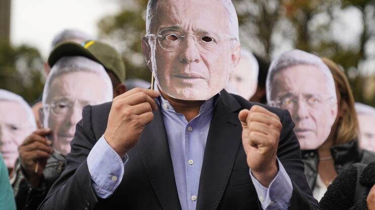 Des partisans de l'ancien président colombien Alvaro Uribe ont manifesté lundi à Bogota, devant le tribunal.