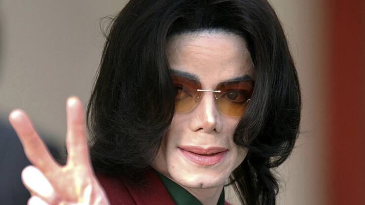 Une chaussette - même pas la paire - de la pop star décédée Michael Jackson a été cédée 6200 euros à Nîmes.